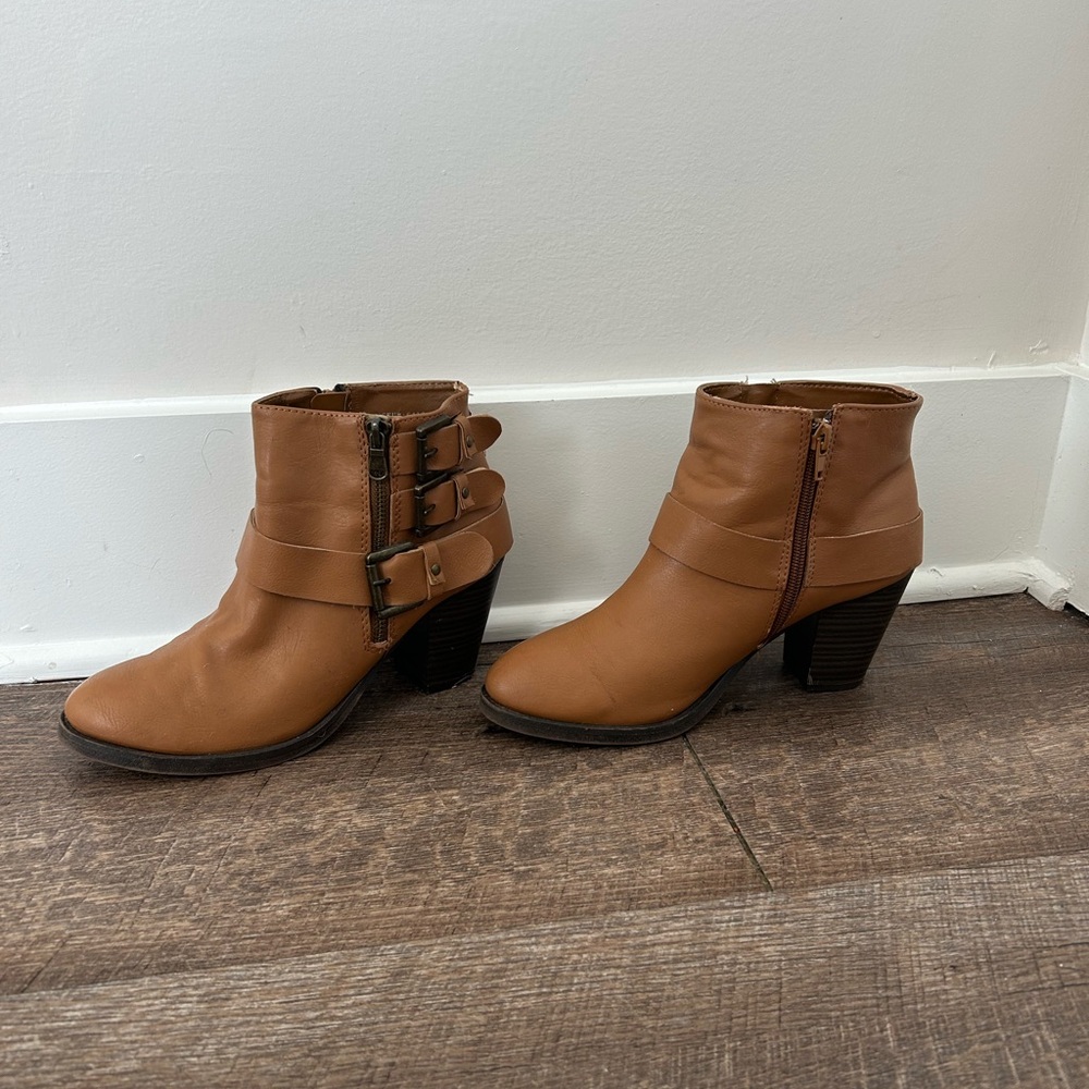 Women’s Cathy Jean Booties Tan 3 Buckle - Size 7.5 - Picture 9 of 15